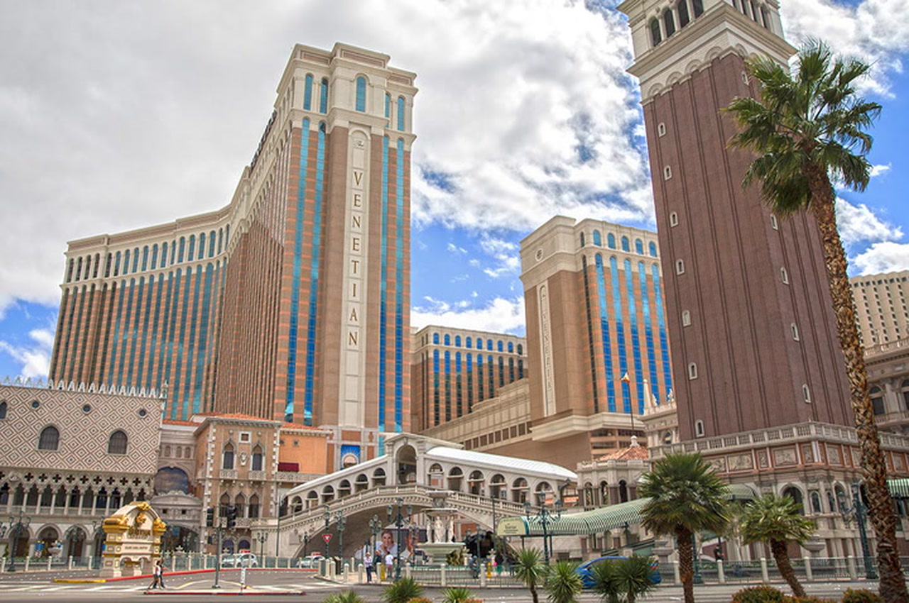Las Vegas Sands Corp. to sell Vegas assets for $6.25B